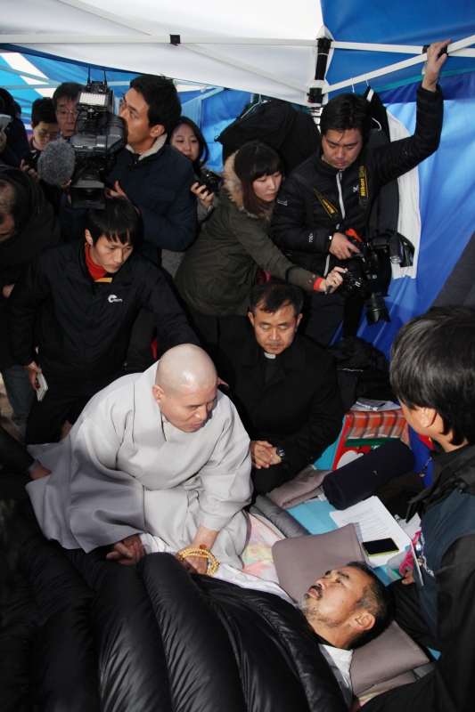 2012.11.19_김정우 쌍용차 단식중지 권유 (2)